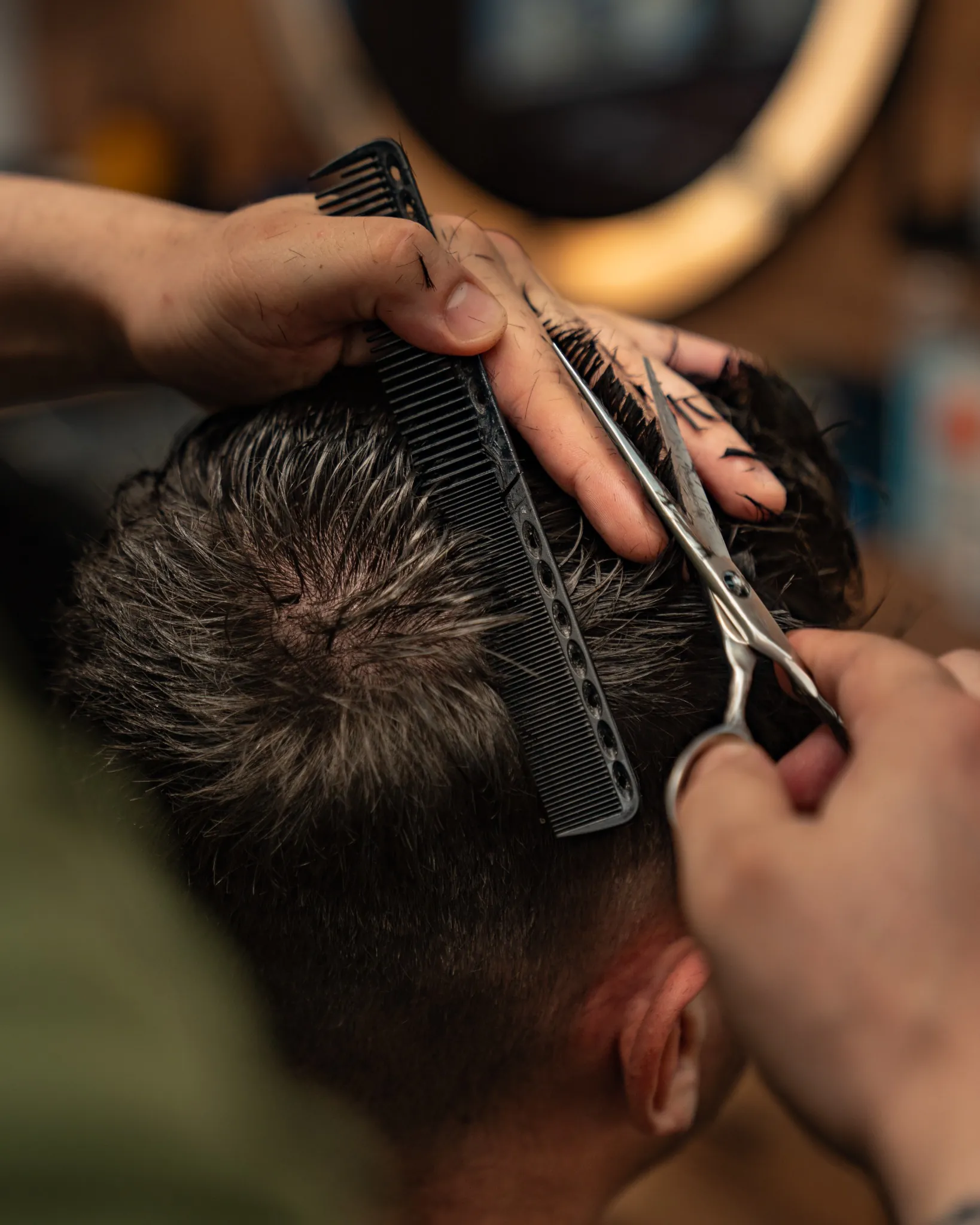 Borbély munka közben