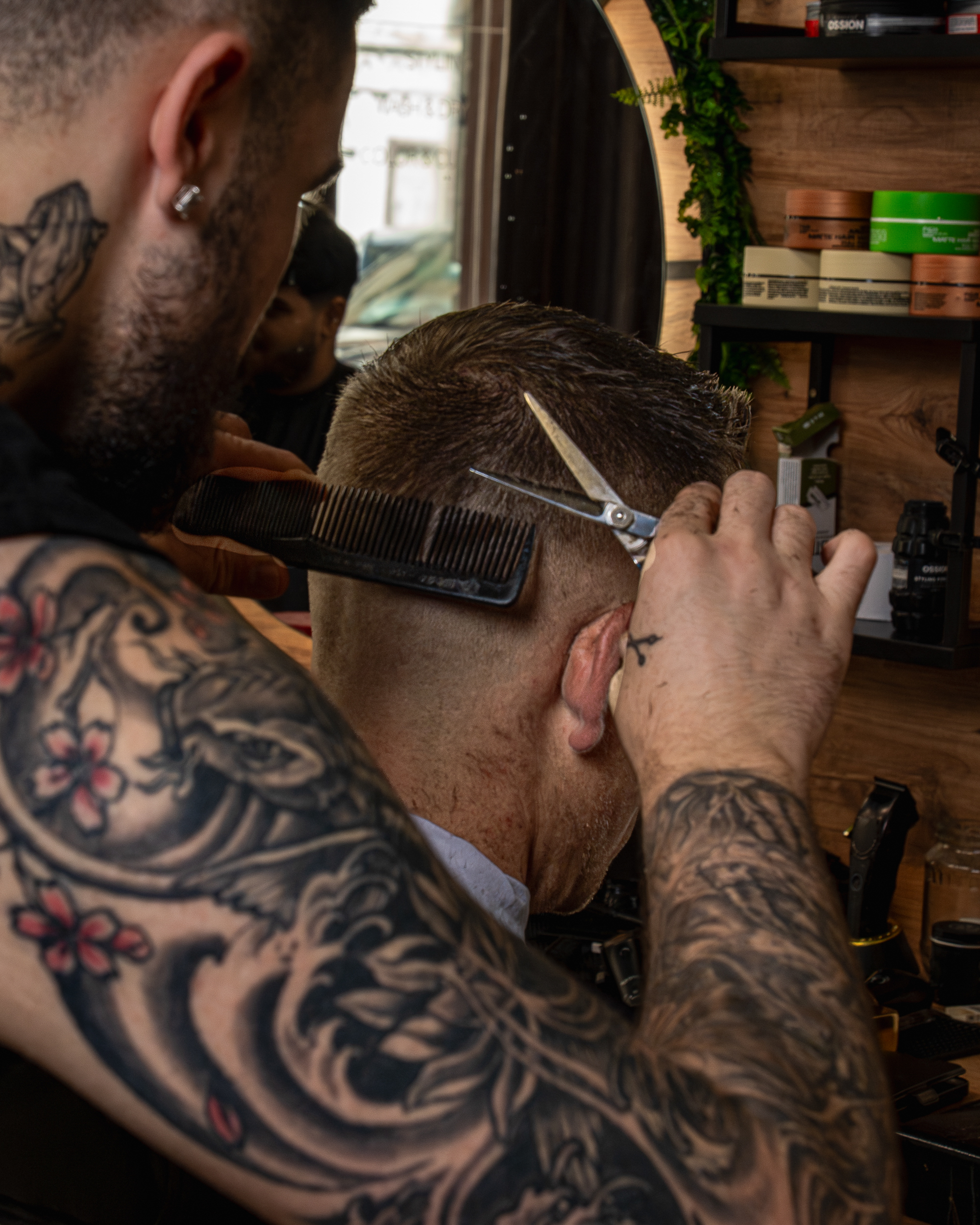 Borbély munka közben